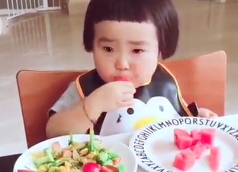 Video: Em bé ăn ngấu nghiến 2 đĩa salad và trái cây "đốn tim" cộng đồng mạng 4