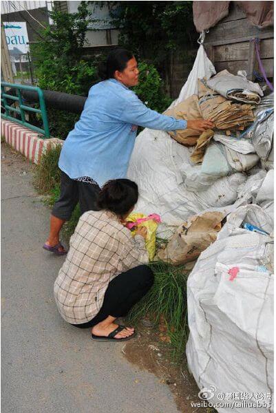 Xúc động hình ảnh Hoa hậu quỳ gối dưới chân người mẹ nhặt rác 19