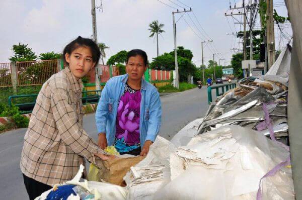 Xúc động hình ảnh Hoa hậu quỳ gối dưới chân người mẹ nhặt rác 23