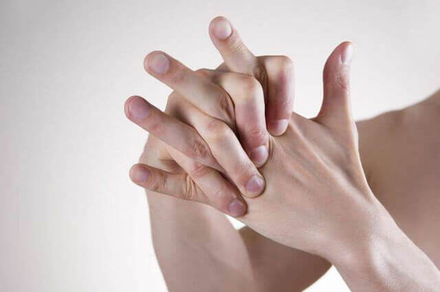 Bẻ khớp ngón tay và những hệ lụy khôn lường cho sức khỏe 5