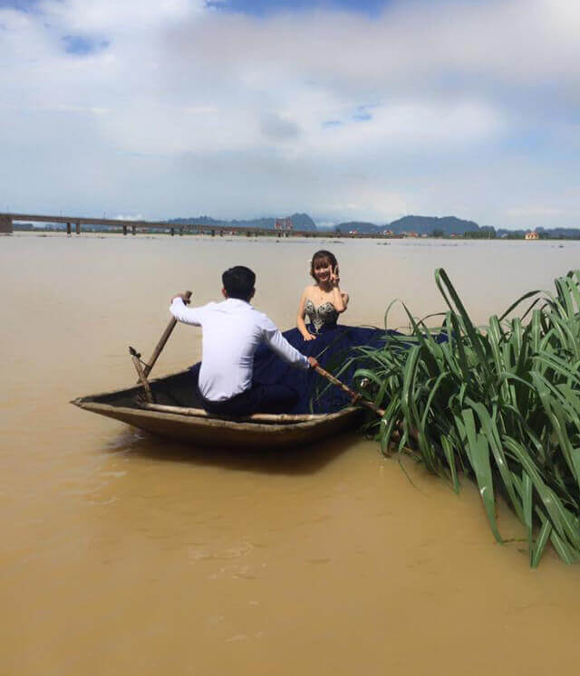 Cô dâu, chú rể trèo nóc nhà để chụp bộ ảnh cưới mùa mưa lũ 15