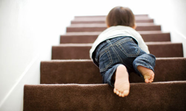 Phòng tránh tai nạn cầu thang cho trẻ 3