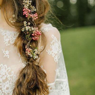 Những kiểu hoa tươi cài tóc tự nhiên dành cho cô dâu thích sự phóng khoáng 5