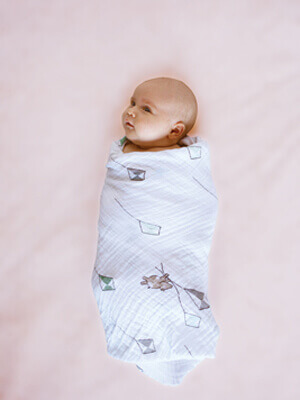 3 bước quấn khăn ủ ấm đúng cách giúp bé ngủ ngon 5