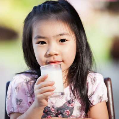 4 lý do nên cho con uống sữa trước khi đi ngủ 4