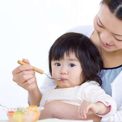 Bố mẹ Việt: Cho con ăn trong... nước mắt 10