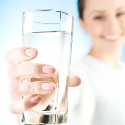 6 cách giúp bạn uống đủ nước trong ngày nóng 1