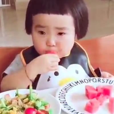 Video: Em bé ăn ngấu nghiến 2 đĩa salad và trái cây "đốn tim" cộng đồng mạng 4