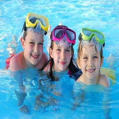 Trẻ thường xuyên đi bơi tiềm ẩn nguy cơ bị 7 căn bệnh đáng ngại này 2