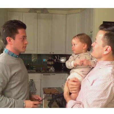 Video: Vẻ mặt đáng yêu của bé khi lần đầu nhìn thấy anh em sinh đôi của bố 6