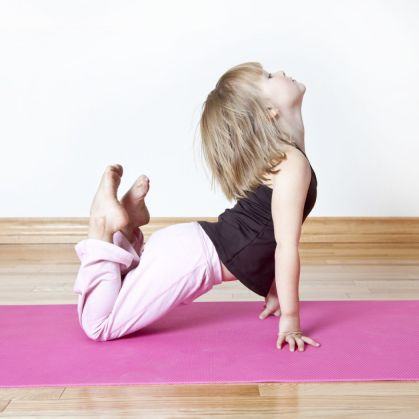 6 động tác yoga vừa dễ tập vừa tăng cường sức khỏe và sức dẻo dai cho bé yêu 8