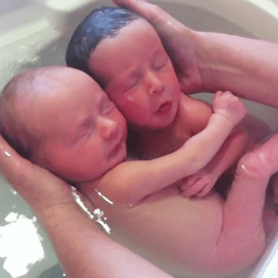 Video: Cặp song sinh vừa mới chào đời vẫn ôm nhau ngủ ngon lành như lúc còn trong bào thai 12