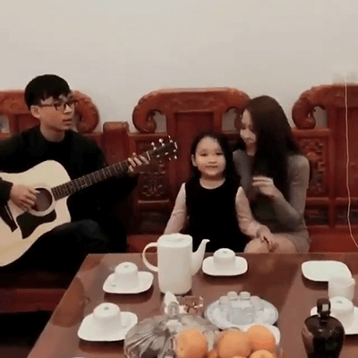 Video: Bé gái cover ca khúc “Ông bà anh” ngọt lịm, cực dễ thương 4