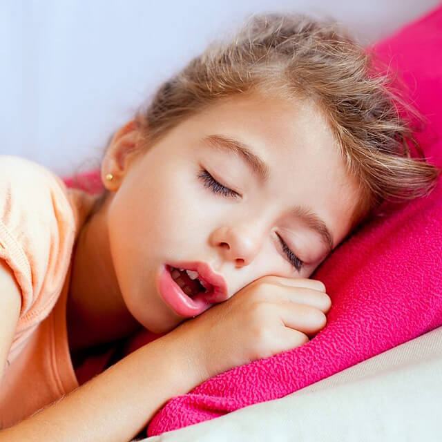Trẻ thường xuyên ngáy ngủ có thể dẫn đến triệu chứng ngưng thở 1