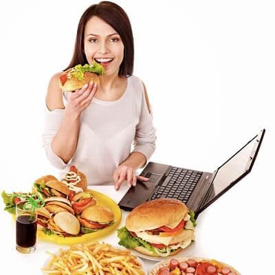Nguy cơ béo phì từ thói quen ăn trưa trước màn hình máy tính 2