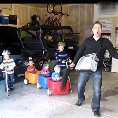 Video: Há hốc mồm với cách chăm con "bá đạo" của một ông bố có 5 con 10