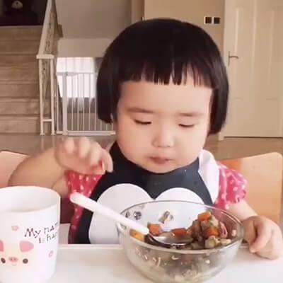 Video: Nhìn cô bé thánh ăn Tiểu Man ăn tối ngoan gì đâu 8