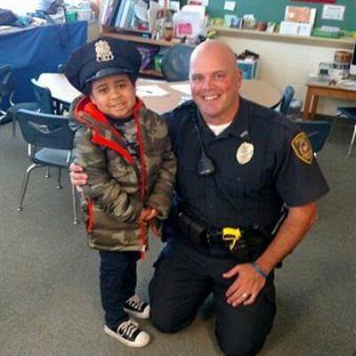 Cậu bé 5 tuổi bị ung thư não được trở thành sĩ quan cảnh sát 6