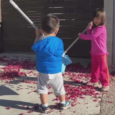 Video: Em bé dễ thương giúp chị quét sân nhưng kết quả thì... 12