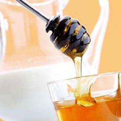 Tại sao việc ăn đậu phụ, tàu hũ, sữa đậu nành với mật ong có thể gây hiện tượng vón cục trong dạ dày?
