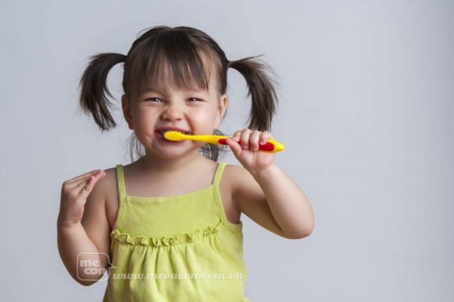 Mách mẹ cách chăm sóc răng miệng cho trẻ nhỏ sạch sẽ, an toàn 4