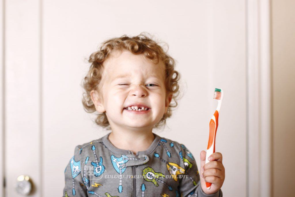 Mách mẹ cách chăm sóc răng miệng cho trẻ nhỏ sạch sẽ, an toàn 3
