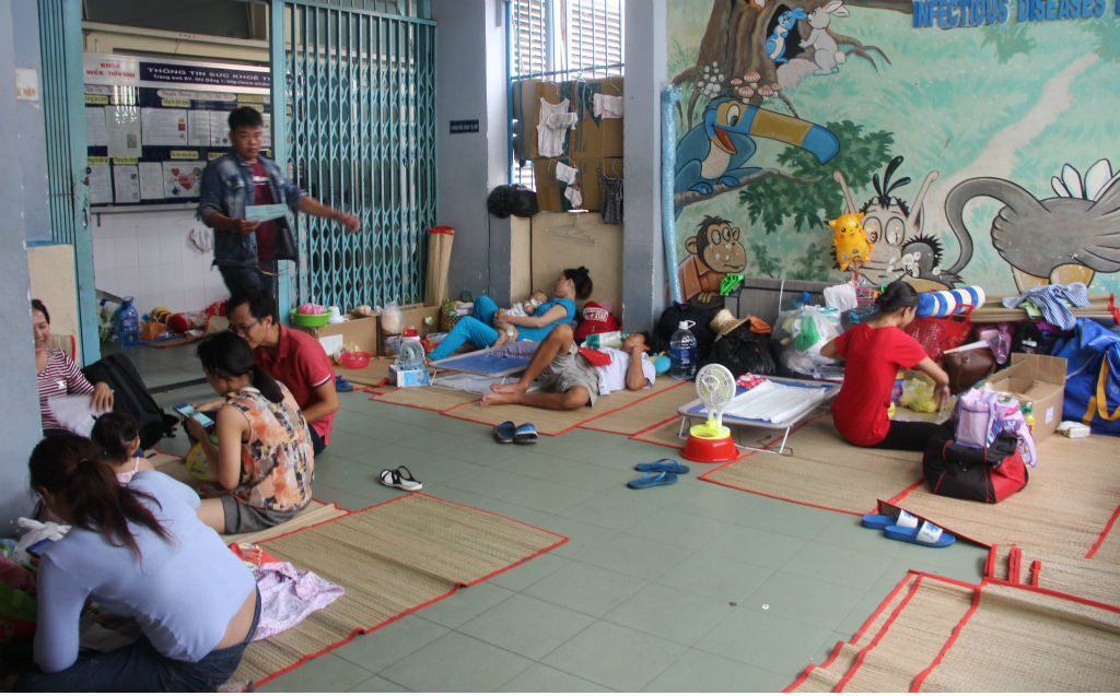 Trẻ mắc tay chân miệng nằm la liệt, cha mẹ bỏ việc ôm con vật vờ bệnh viện 5