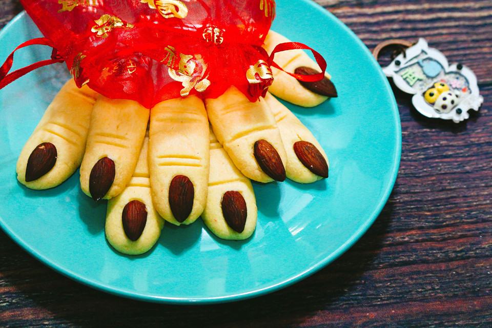 Cách làm bánh quy ngón tay cho Halloween