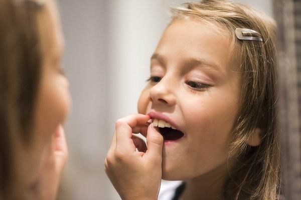 Bố mẹ nhổ răng cho trẻ nhỏ liệu có được hay không? 1