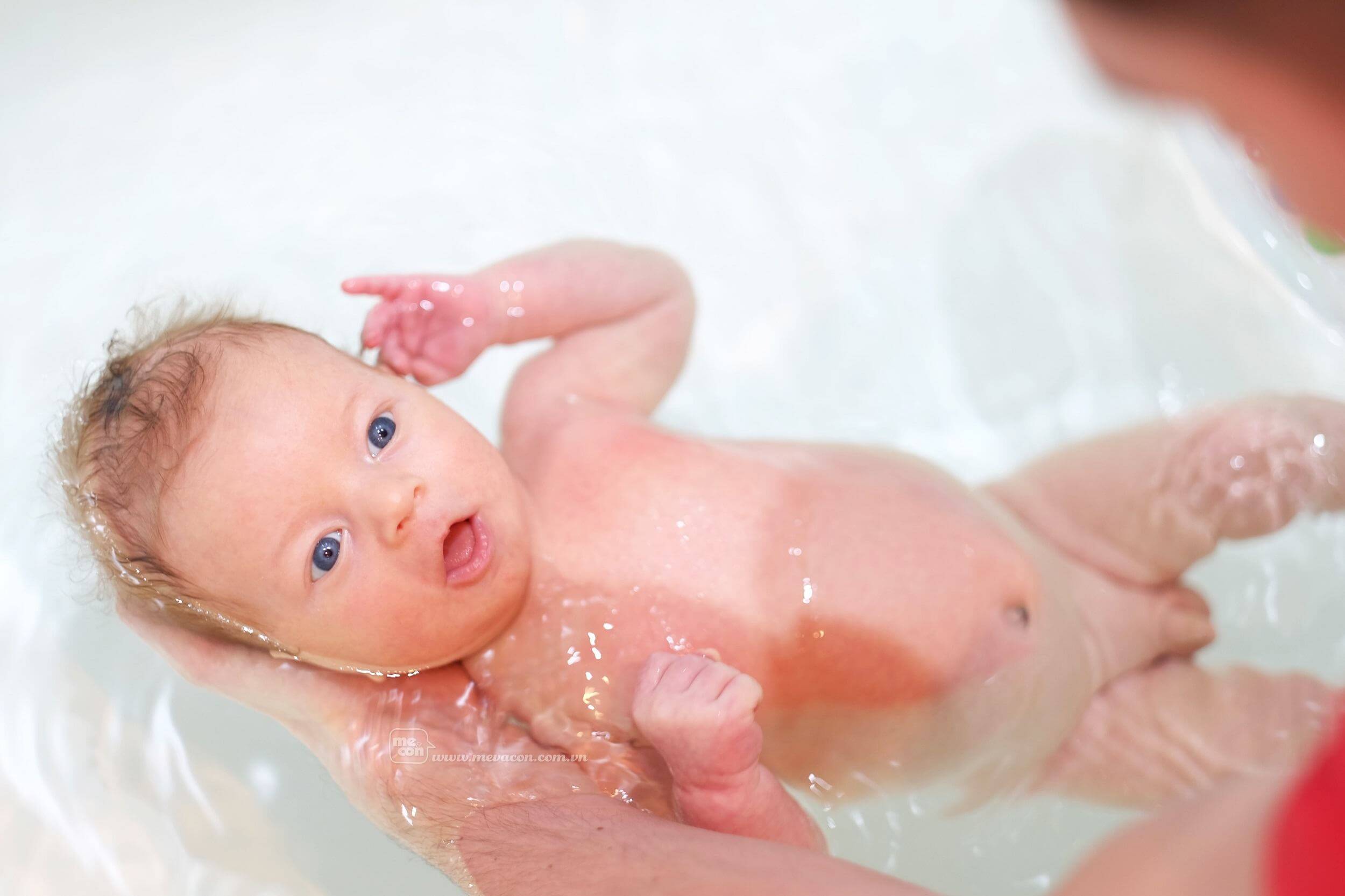 tắm cho trẻ sơ sinh vào giờ nào tốt nhất