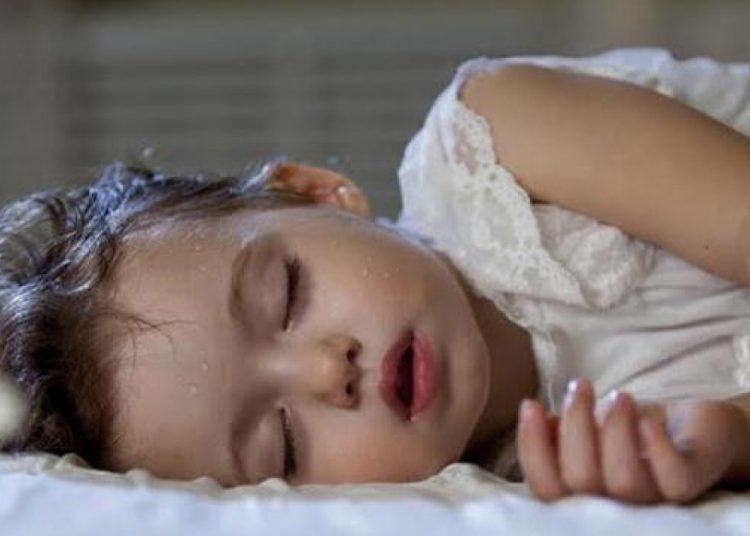 Trẻ ra mồ hôi nhiều khi ngủ - Đừng xem nhẹ 4