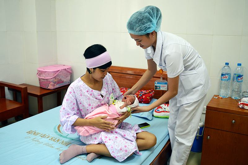 Nhân viên điều dưỡng bệnh viện nhi Quảng Ninh