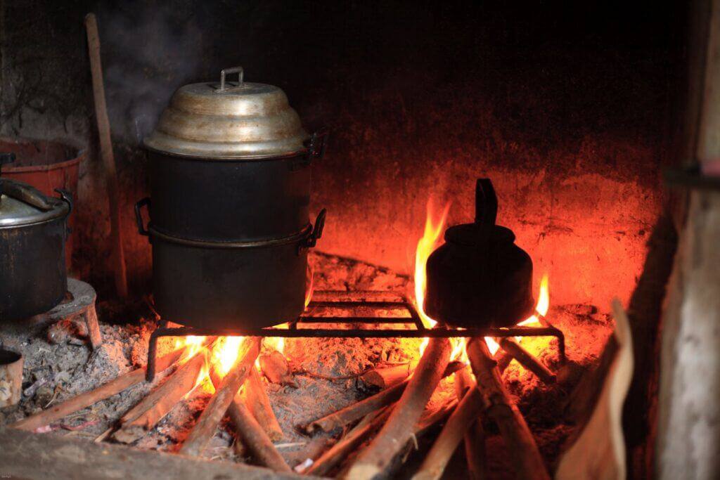 Làm sao chụm bếp mau cháy 3