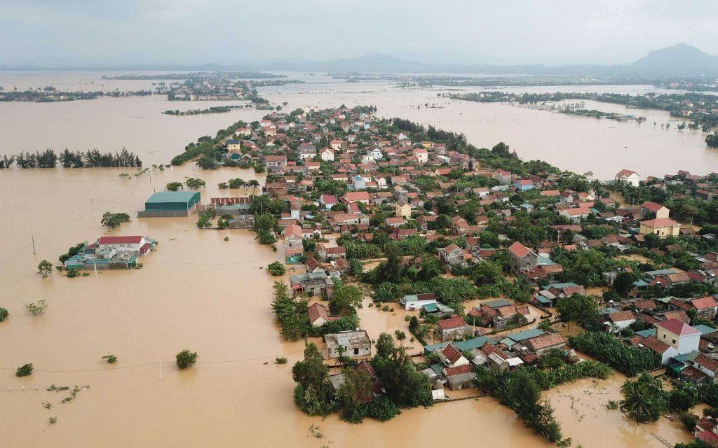Ấm lòng nhiều nghệ sĩ Việt chung tay cứu trợ đồng bào lũ lụt miền Trung 4