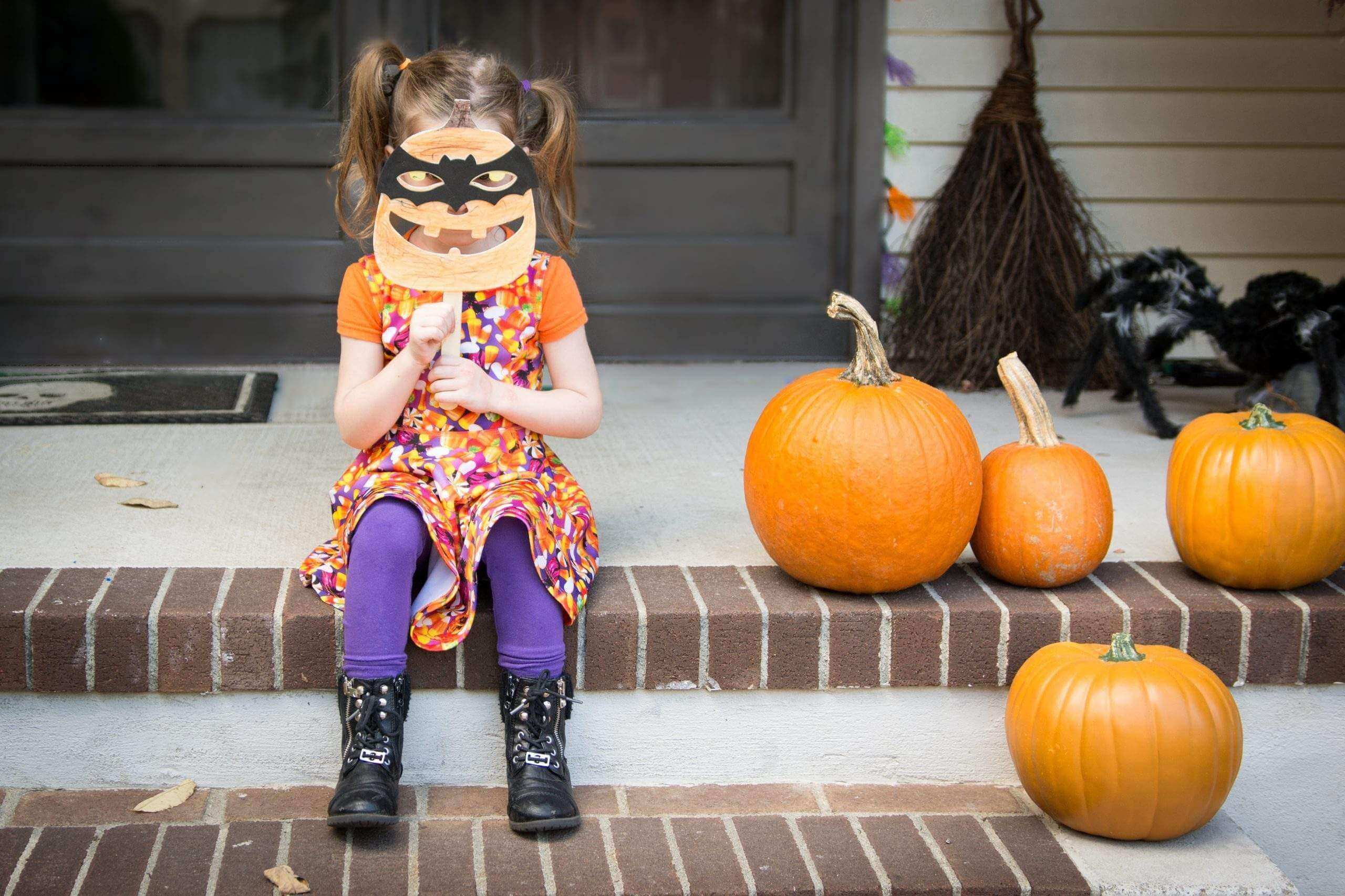 Mẹ&Con – Với tài khéo léo và nguyên liệu dễ tìm, mẹ hãy học cách làm mặt nạ Halloween dưới đây để tặng con một món quà nhé!