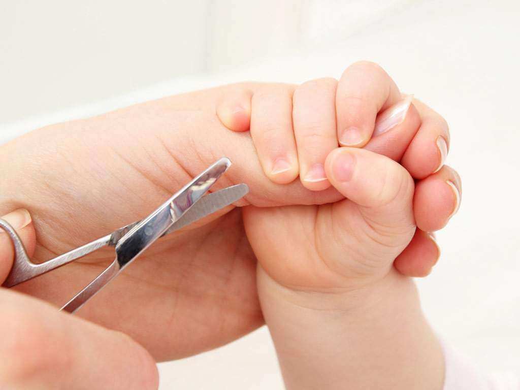 có nên cắt móng tay cho trẻ sơ sinh