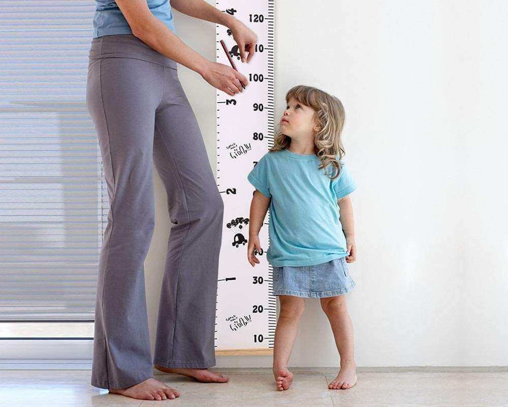 Đo chiều cao cho trẻ phải đúng cách để đối chiếu với chiều cao chuẩn của bé gái
