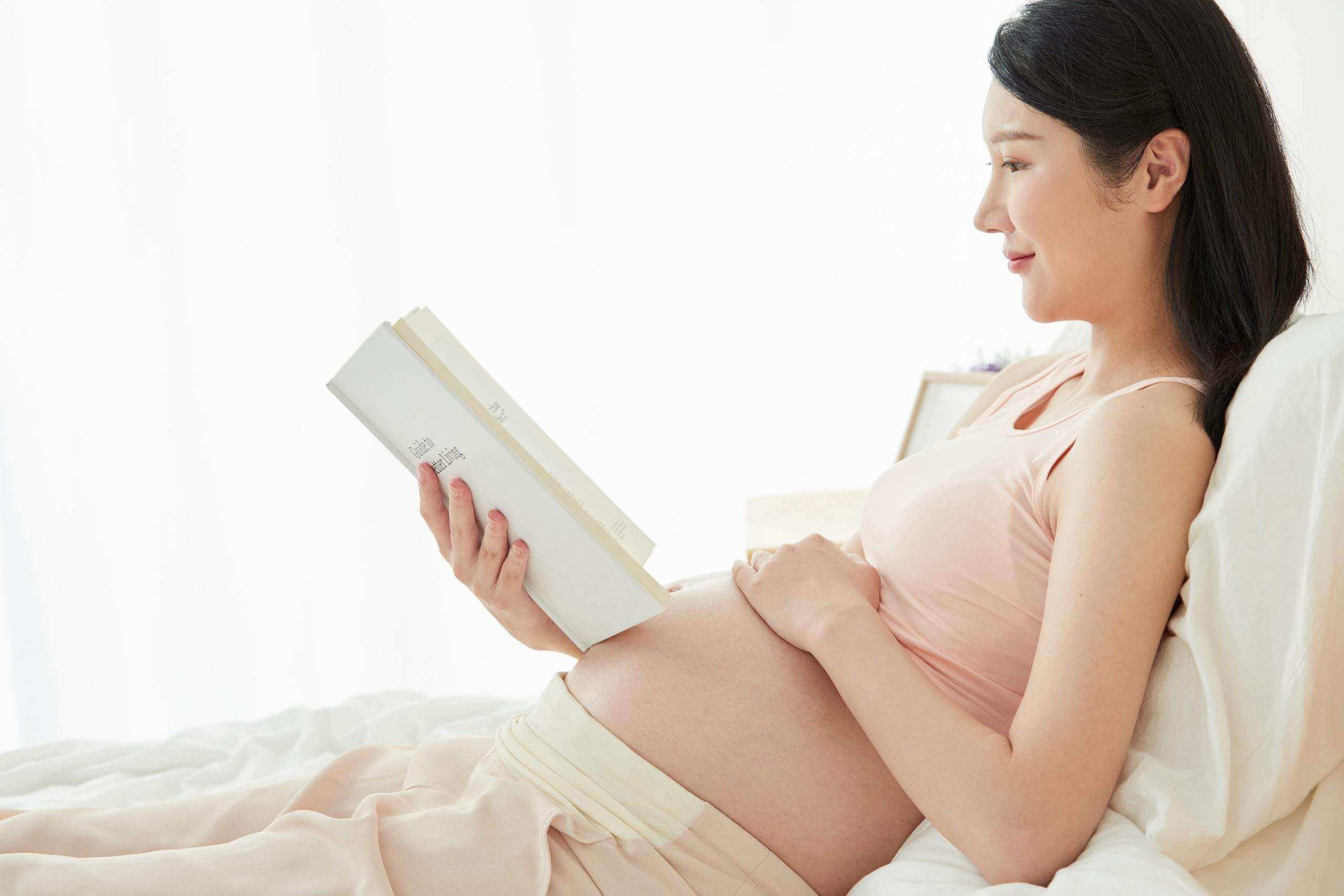 Đọc sách khi mang thai