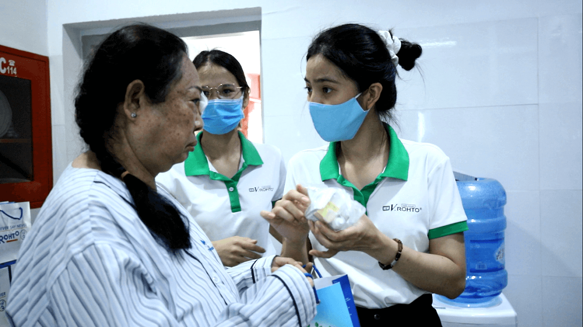 Trao học bổng và mổ mắt miễn phí – hoạt động mang giá trị thiết thực từ Rohto-Mentholatum Việt Nam 7