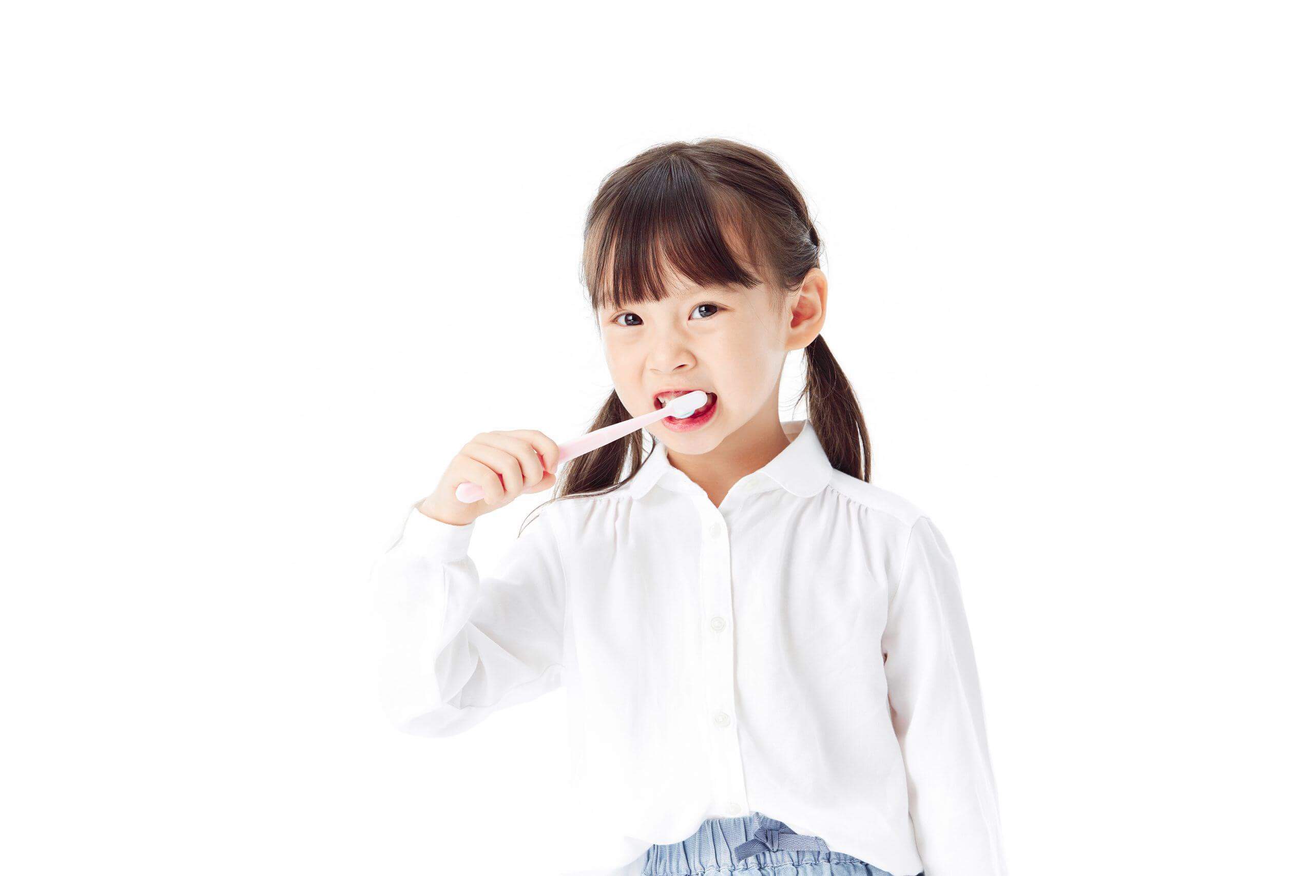 bé gái đánh răng