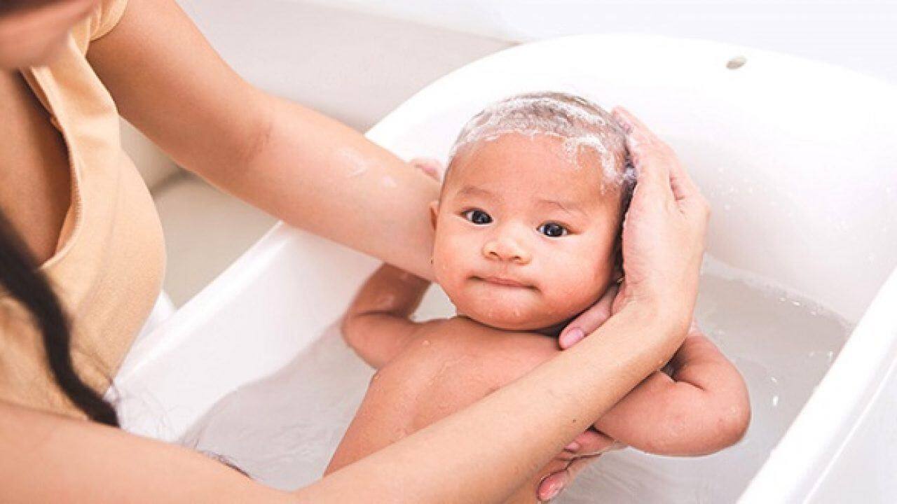 tắm cho trẻ sơ sinh