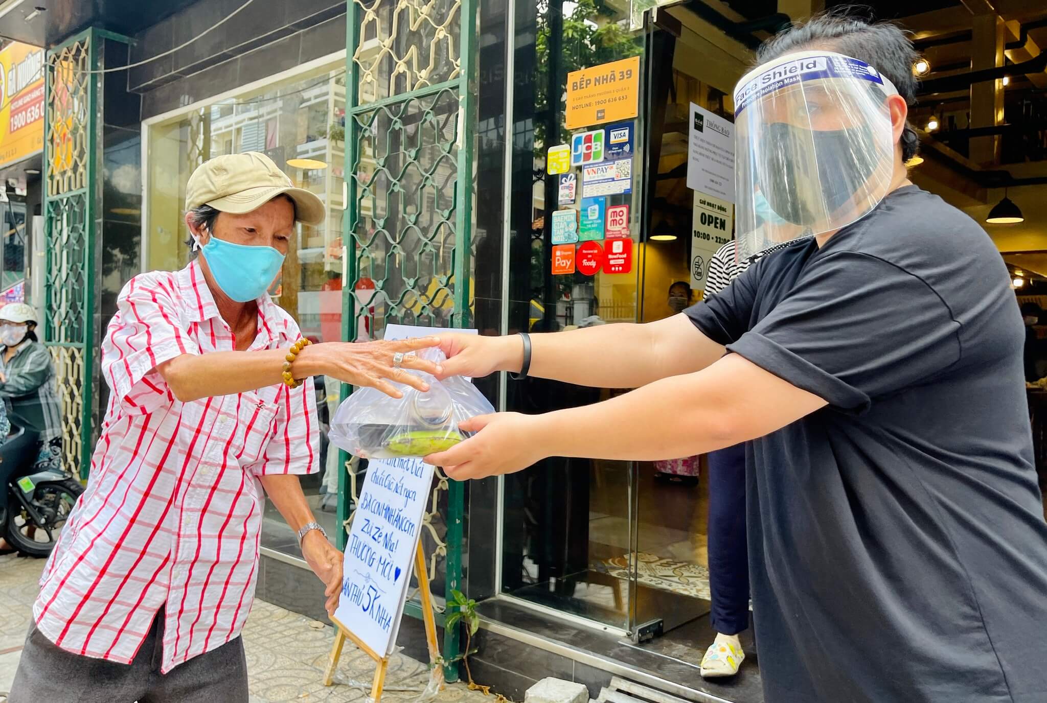 TP.HCM bùng phát dịch Covid-19: Người Sài Gòn vẫn luôn hào hiệp ‘ở đây tặng cơm gà’ 45 TP.HCM bùng phát dịch Covid-19: Người Sài Gòn vẫn luôn hào hiệp ‘ở đây tặng cơm gà’ 27