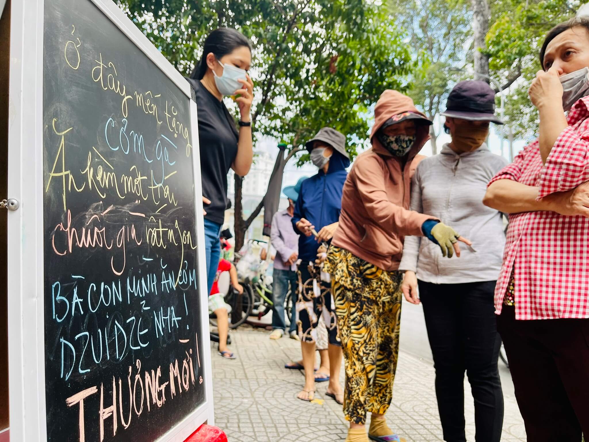 TP.HCM bùng phát dịch Covid-19: Người Sài Gòn vẫn luôn hào hiệp ‘ở đây tặng cơm gà’ 42 TP.HCM bùng phát dịch Covid-19: Người Sài Gòn vẫn luôn hào hiệp ‘ở đây tặng cơm gà’ 24