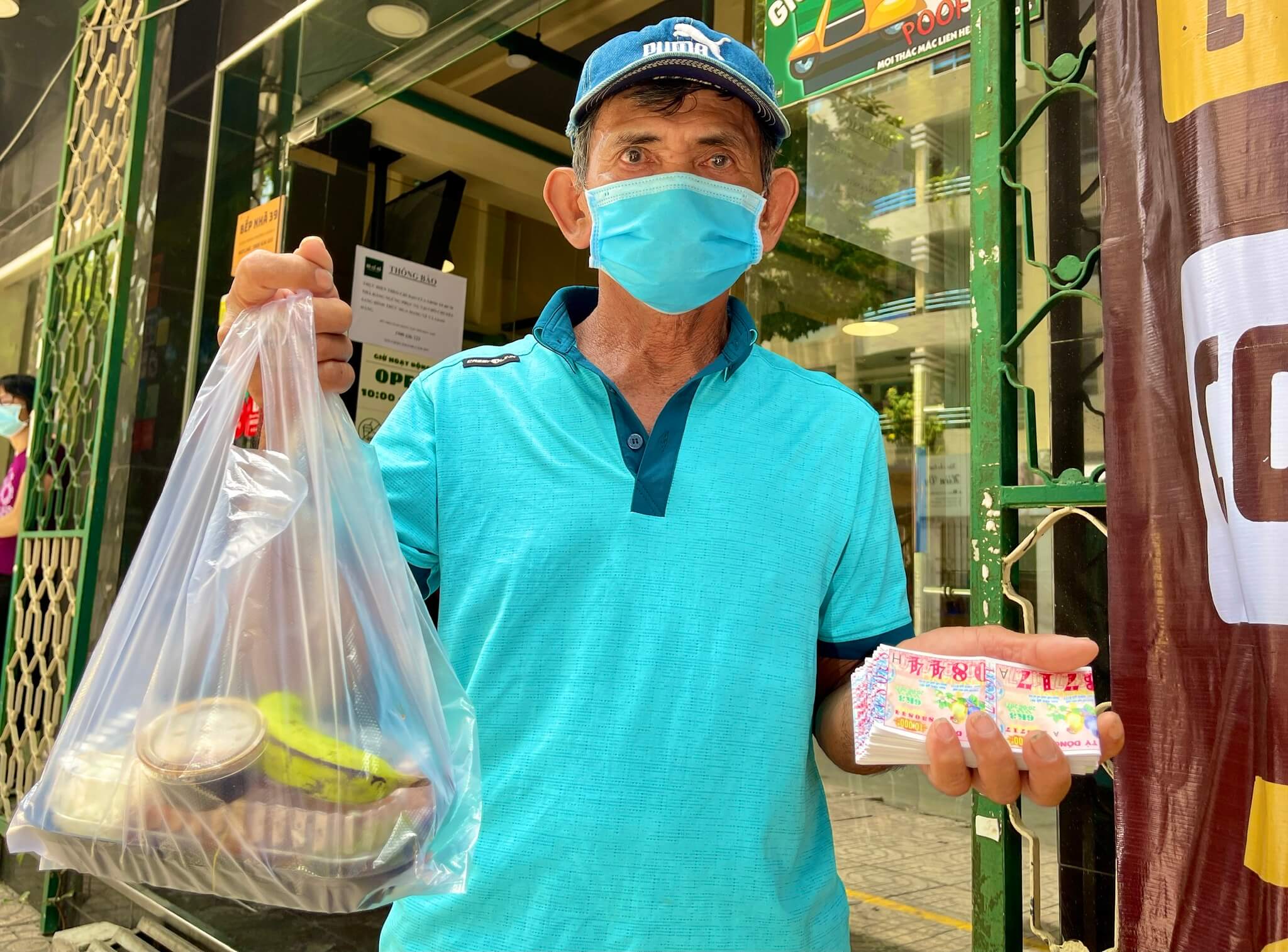 TP.HCM bùng phát dịch Covid-19: Người Sài Gòn vẫn luôn hào hiệp ‘ở đây tặng cơm gà’ 46 TP.HCM bùng phát dịch Covid-19: Người Sài Gòn vẫn luôn hào hiệp ‘ở đây tặng cơm gà’ 28