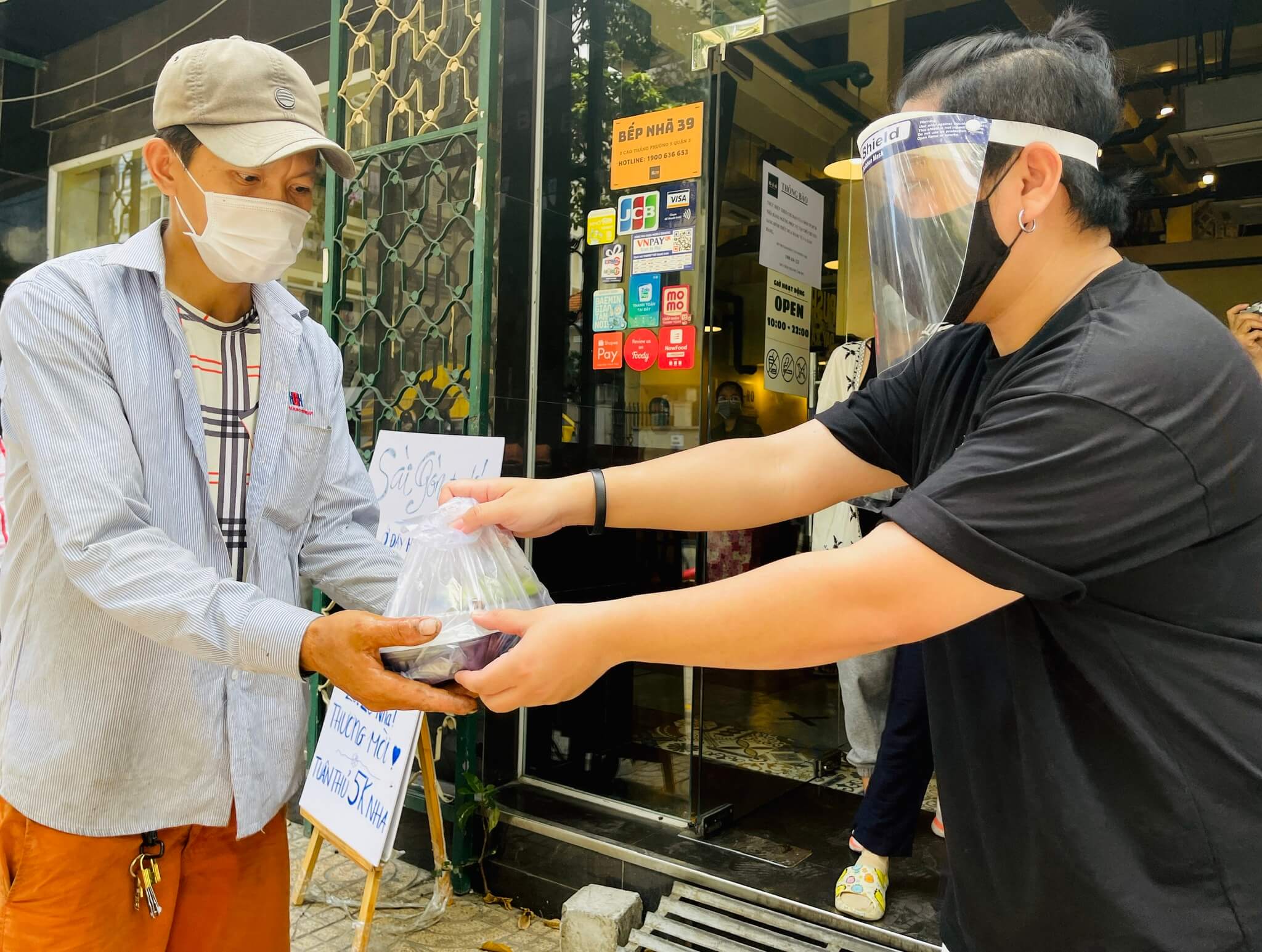 TP.HCM bùng phát dịch Covid-19: Người Sài Gòn vẫn luôn hào hiệp ‘ở đây tặng cơm gà’ 47 TP.HCM bùng phát dịch Covid-19: Người Sài Gòn vẫn luôn hào hiệp ‘ở đây tặng cơm gà’ 29
