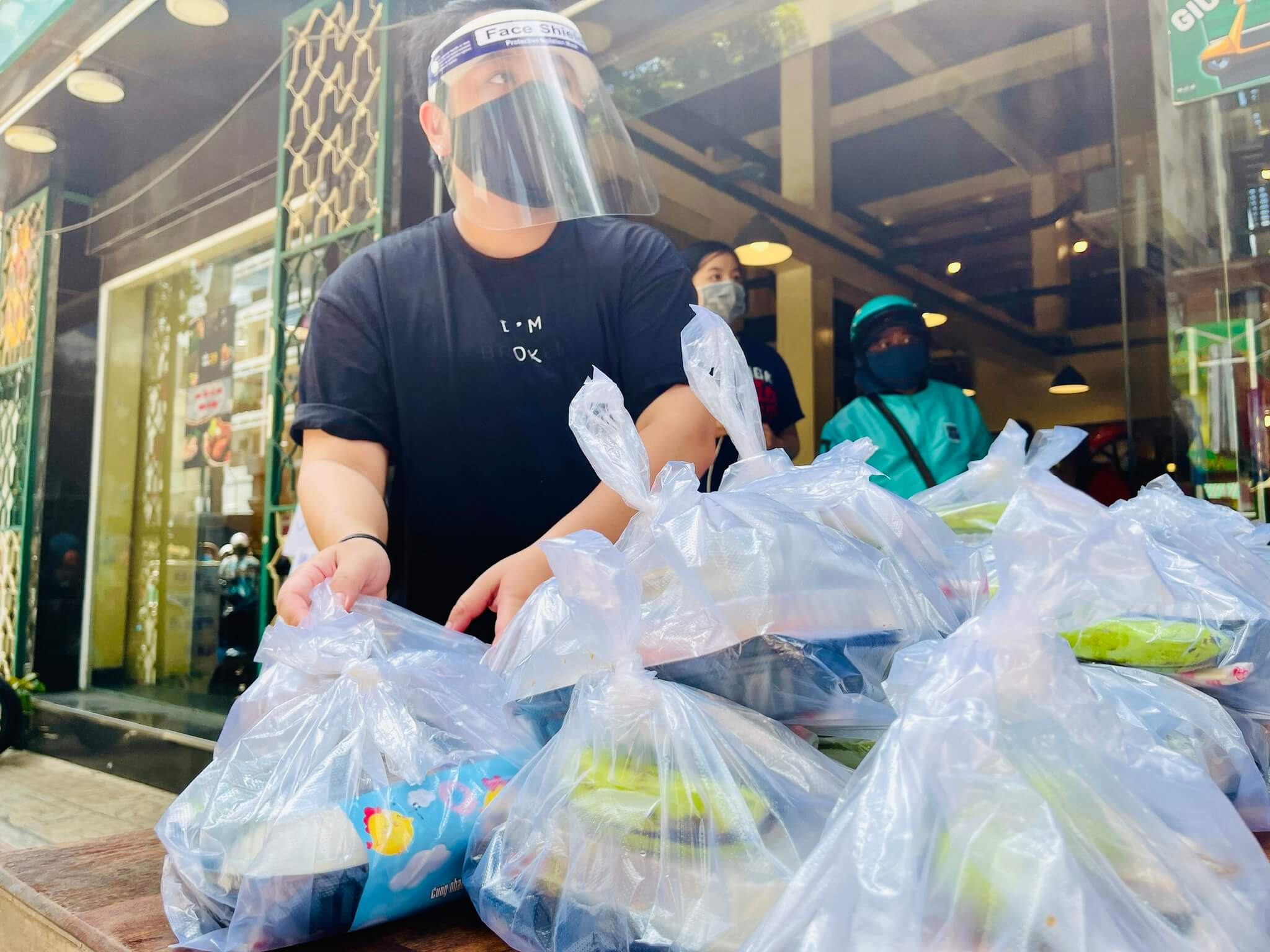TP.HCM bùng phát dịch Covid-19: Người Sài Gòn vẫn luôn hào hiệp ‘ở đây tặng cơm gà’ 44 TP.HCM bùng phát dịch Covid-19: Người Sài Gòn vẫn luôn hào hiệp ‘ở đây tặng cơm gà’ 26