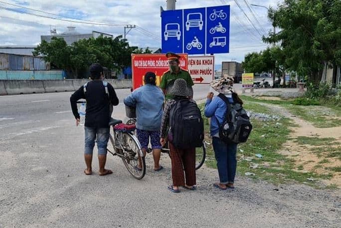 4 mẹ con đạp xe về Nghệ An: 'Xin nhường tiền đó cho những người đang kẹt lại TP' 11