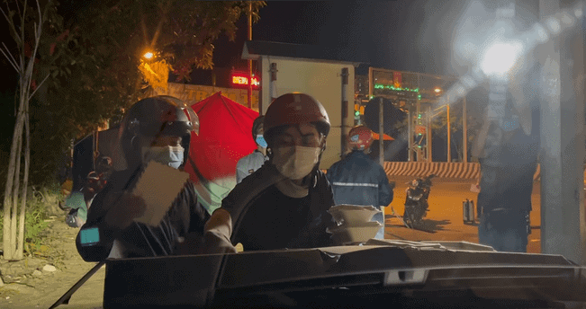 Người phụ nữ Nghệ An hỗ trợ tiền cho người chạy xe máy về quê tránh dịch 40 Người phụ nữ Nghệ An hỗ trợ tiền cho người chạy xe máy về quê tránh dịch 20