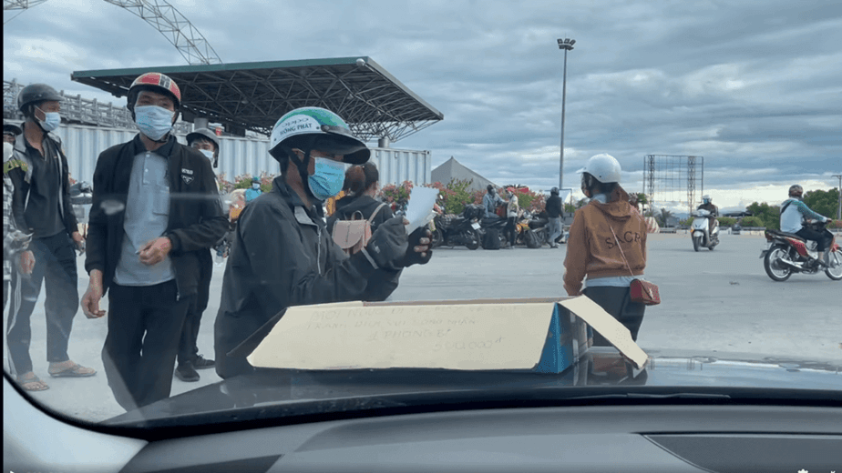 Người phụ nữ Nghệ An hỗ trợ tiền cho người chạy xe máy về quê tránh dịch 37 Người phụ nữ Nghệ An hỗ trợ tiền cho người chạy xe máy về quê tránh dịch 17
