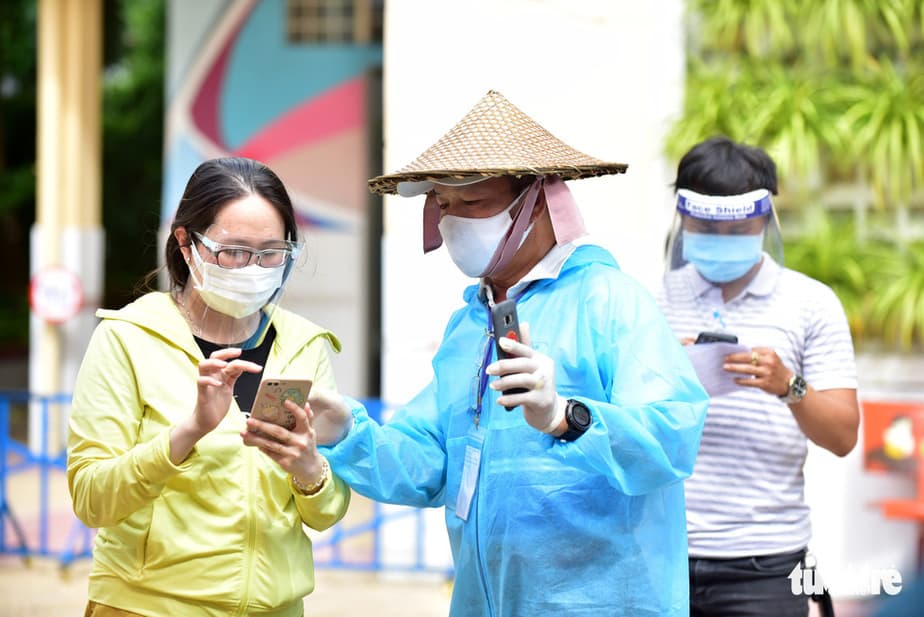 Con gái theo cha đi chống dịch 49 Con gái theo cha đi chống dịch 29